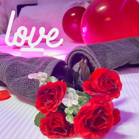 L'Escale Balneo'Romantique - Loveroom - Jacuzzi & Petit Dejeuner Вилье-сюр-Марн Экстерьер фото