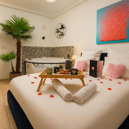 L'Escale Balneo'Romantique - Loveroom - Jacuzzi & Petit Dejeuner Вилье-сюр-Марн Экстерьер фото
