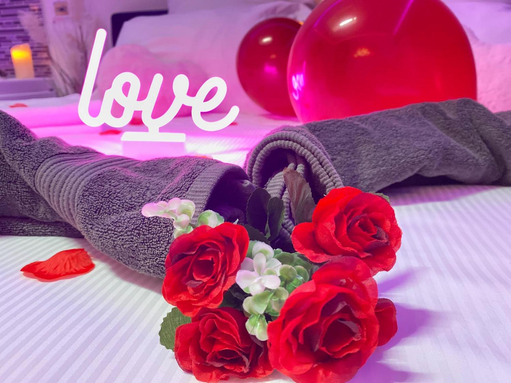 L'Escale Balneo'Romantique - Loveroom - Jacuzzi & Petit Dejeuner Вилье-сюр-Марн Экстерьер фото