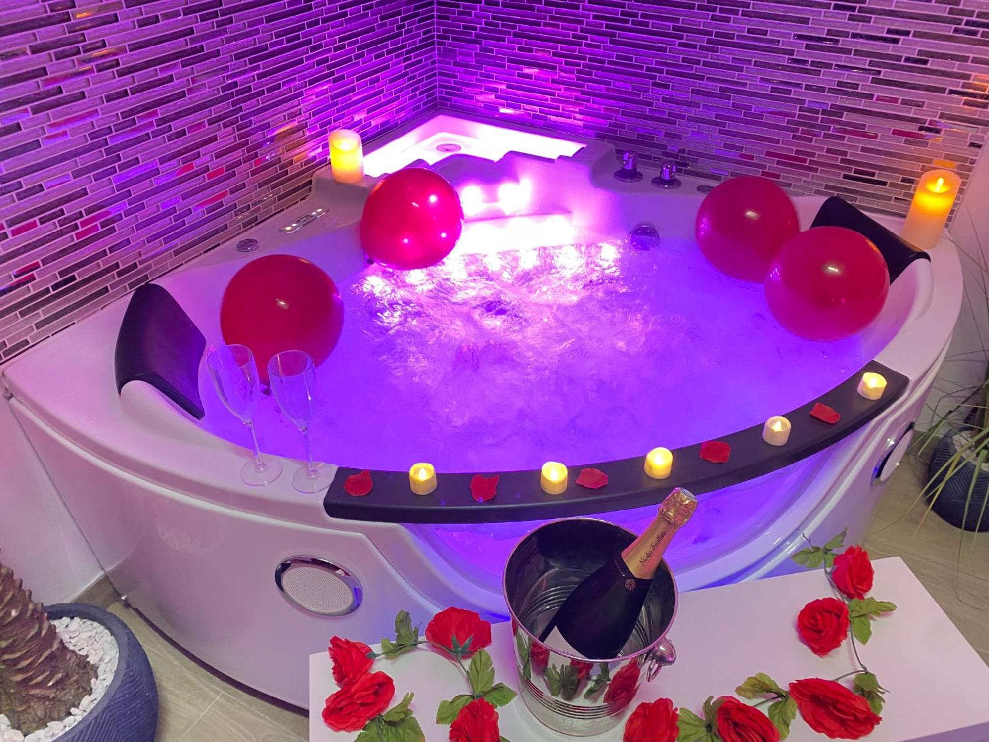 L'Escale Balneo'Romantique - Loveroom - Jacuzzi & Petit Dejeuner Вилье-сюр-Марн Экстерьер фото