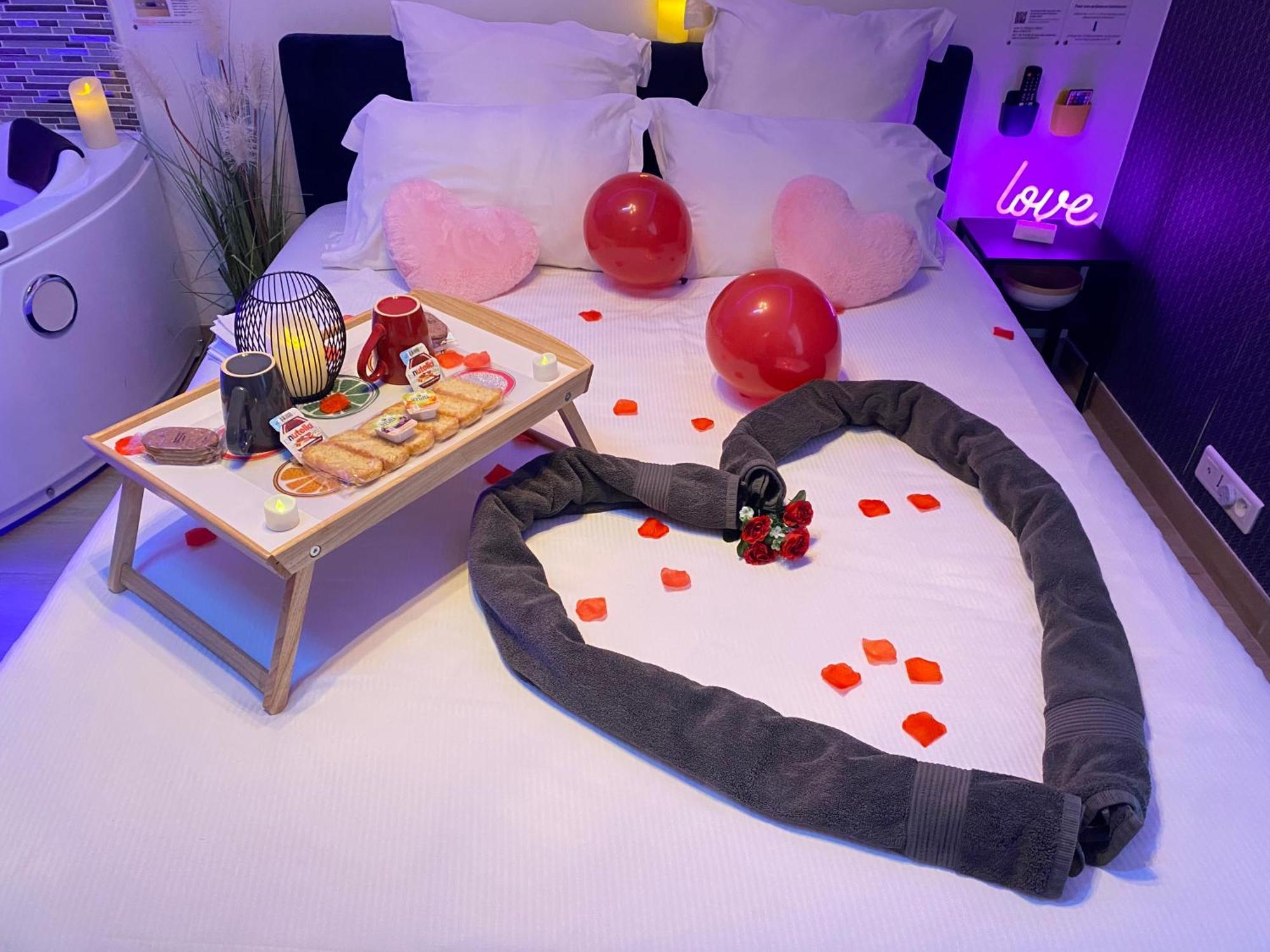 L'Escale Balneo'Romantique - Loveroom - Jacuzzi & Petit Dejeuner Вилье-сюр-Марн Экстерьер фото