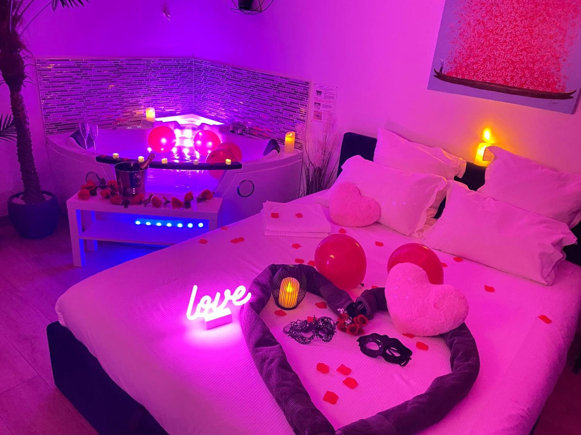 L'Escale Balneo'Romantique - Loveroom - Jacuzzi & Petit Dejeuner Вилье-сюр-Марн Экстерьер фото