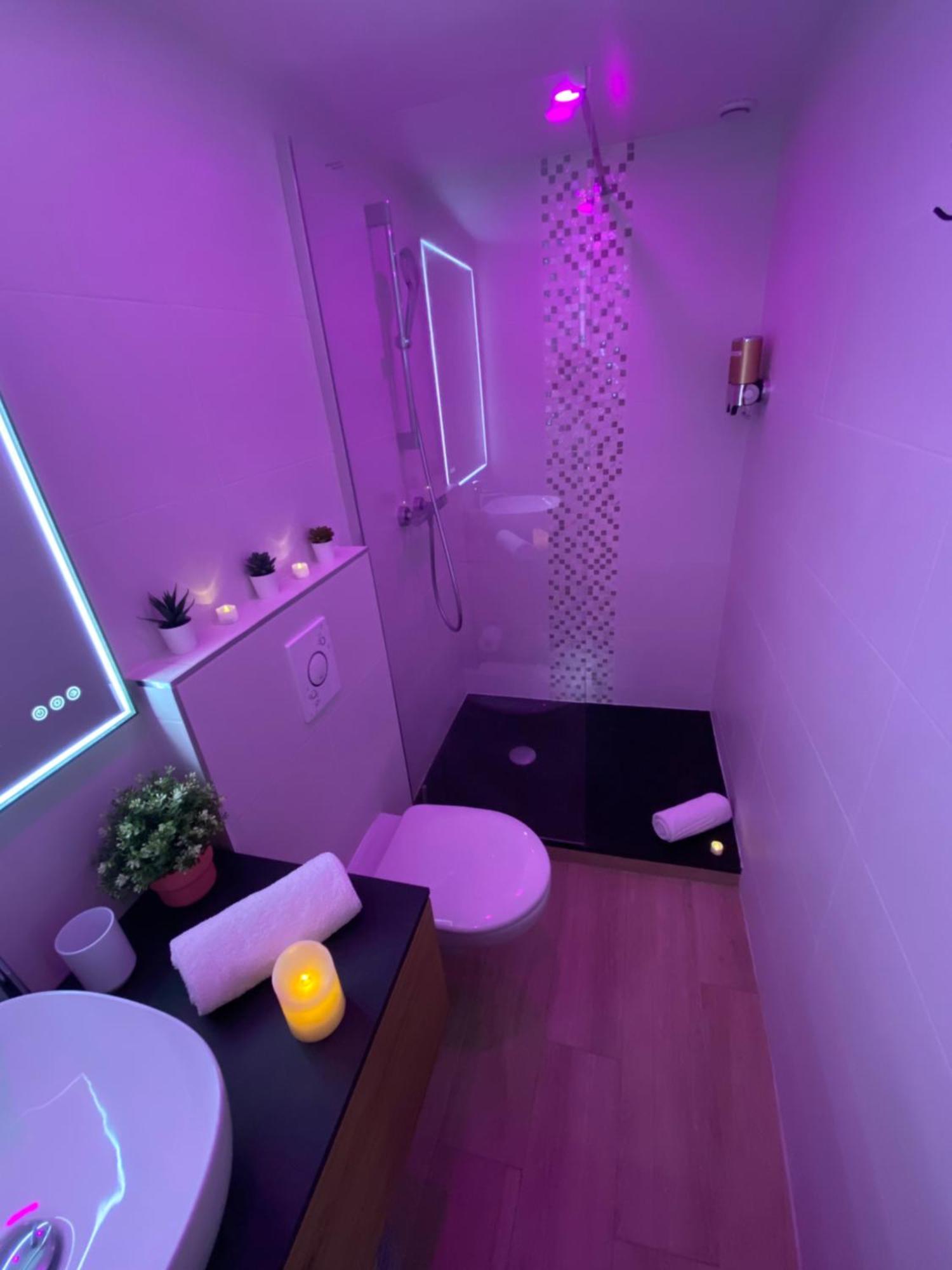 L'Escale Balneo'Romantique - Loveroom - Jacuzzi & Petit Dejeuner Вилье-сюр-Марн Экстерьер фото
