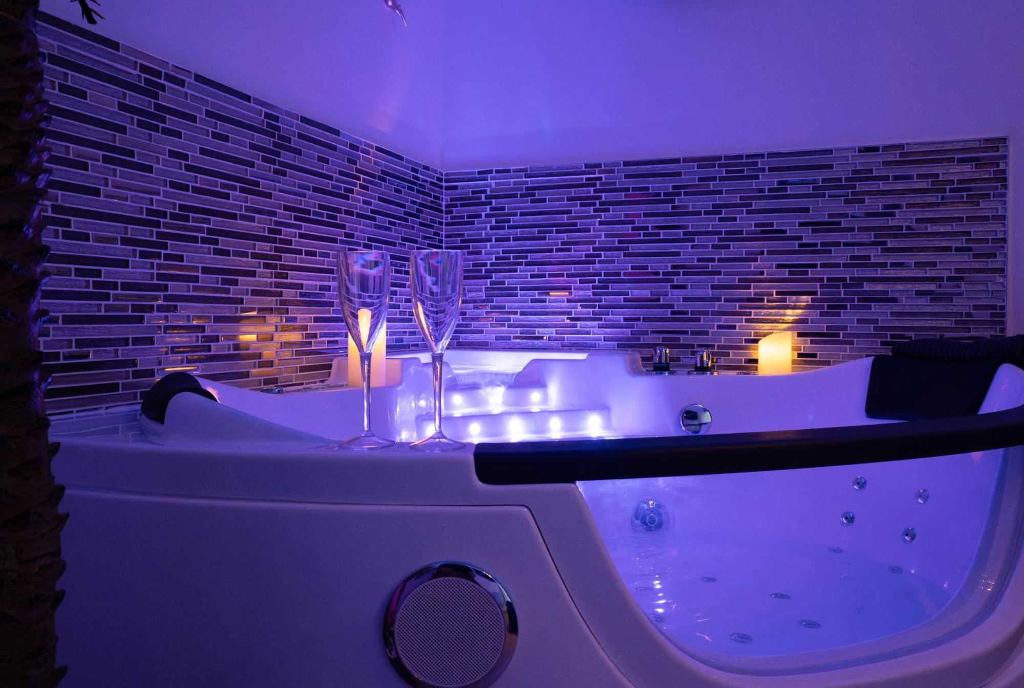 L'Escale Balneo'Romantique - Loveroom - Jacuzzi & Petit Dejeuner Вилье-сюр-Марн Экстерьер фото